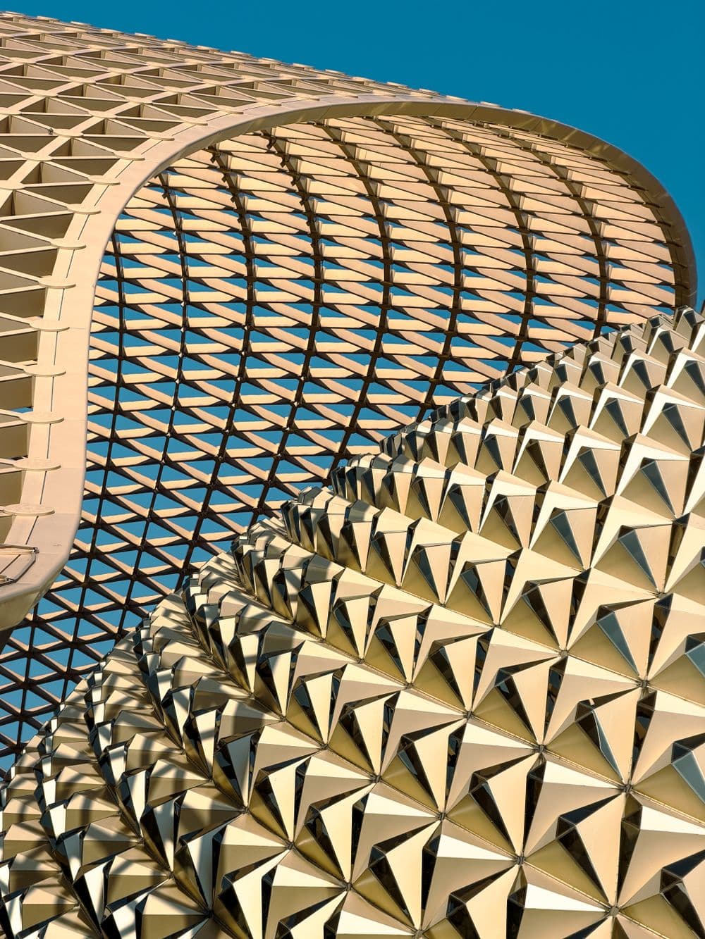Repeating geometric facade pattern in a curved structure